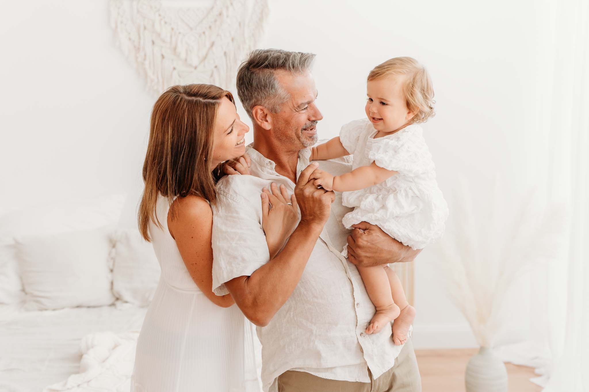 Baby lacht und spielt mit Eltern beim Familienshooting mit Baby Familieshooting mit lachendem Baby