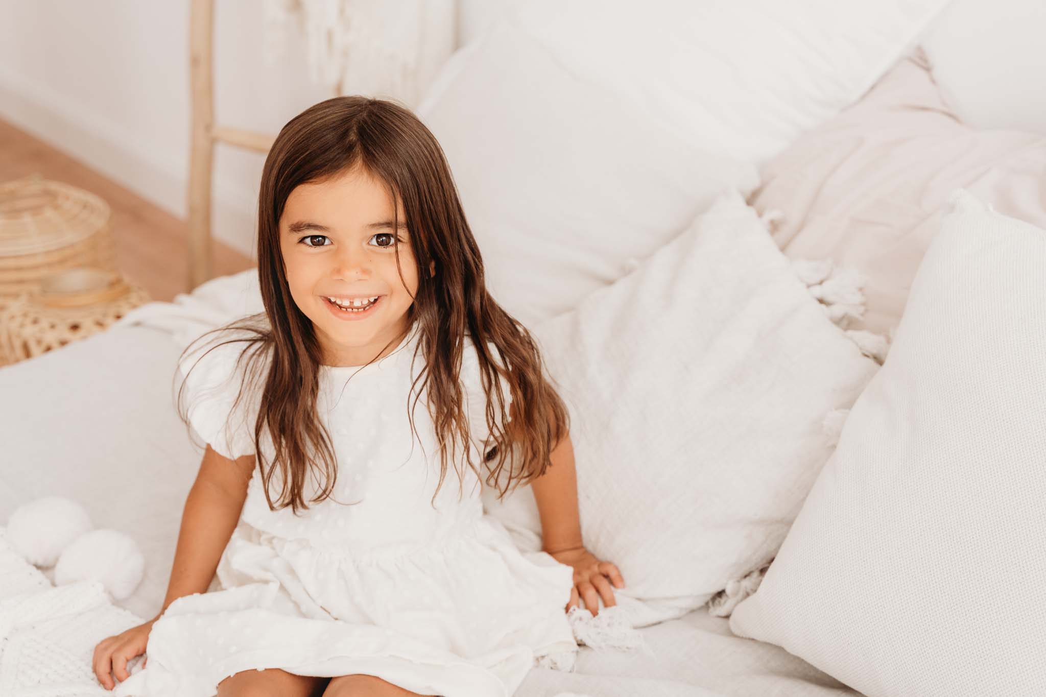 Familienfotografie München Mädchen lacht in die Kamera beim Familienshooting