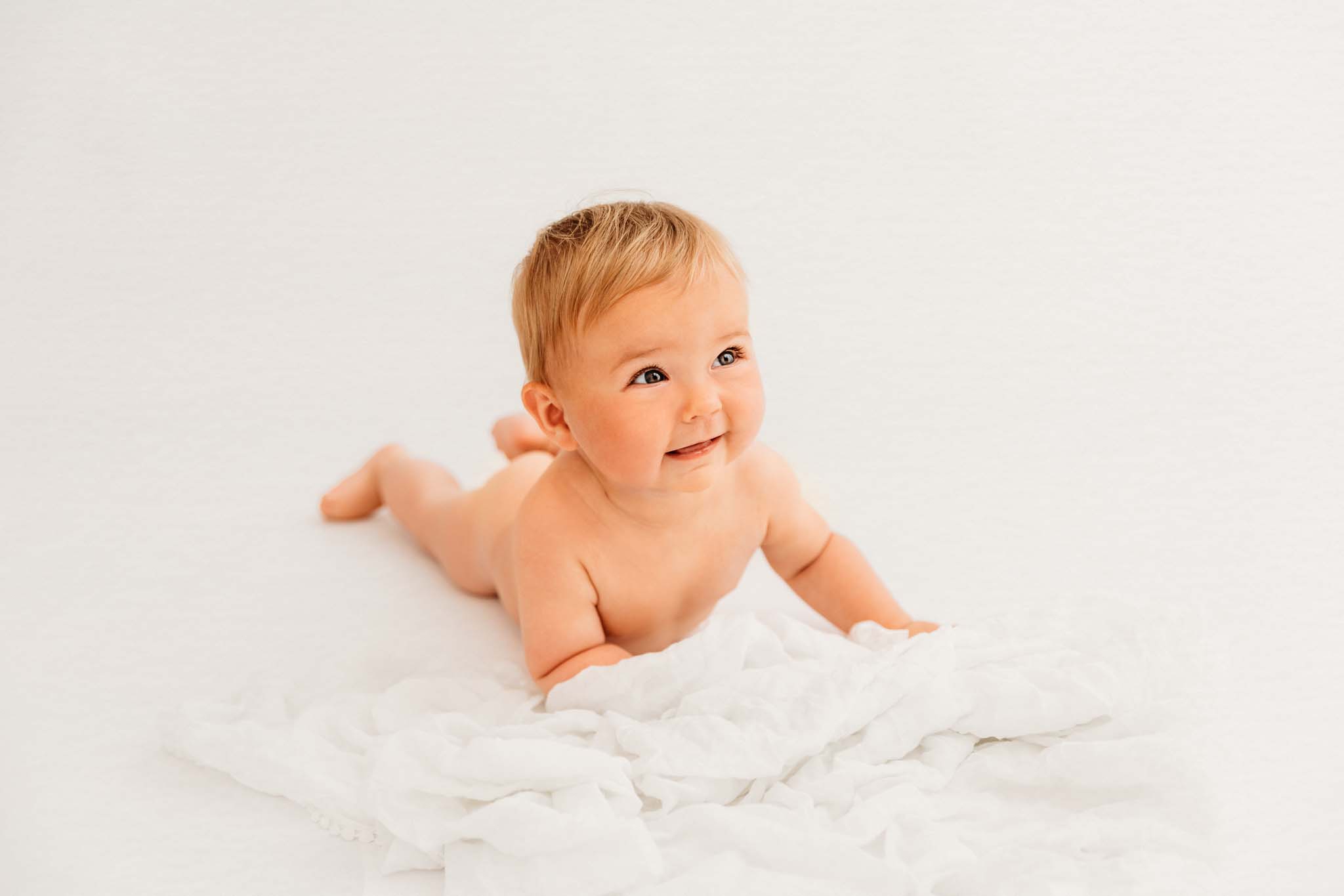 Erste Krabbelversuche werden beim Babyshooting eingefangen