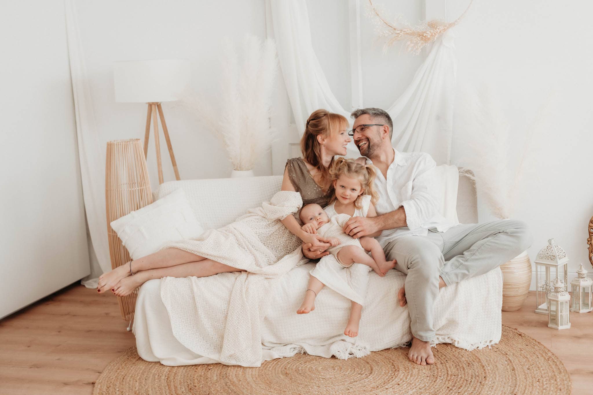 Familie kuschelnd auf der Couch